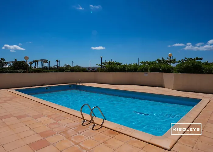 Riboleys - T2 Climatise Avec Piscine Face A La * Vias